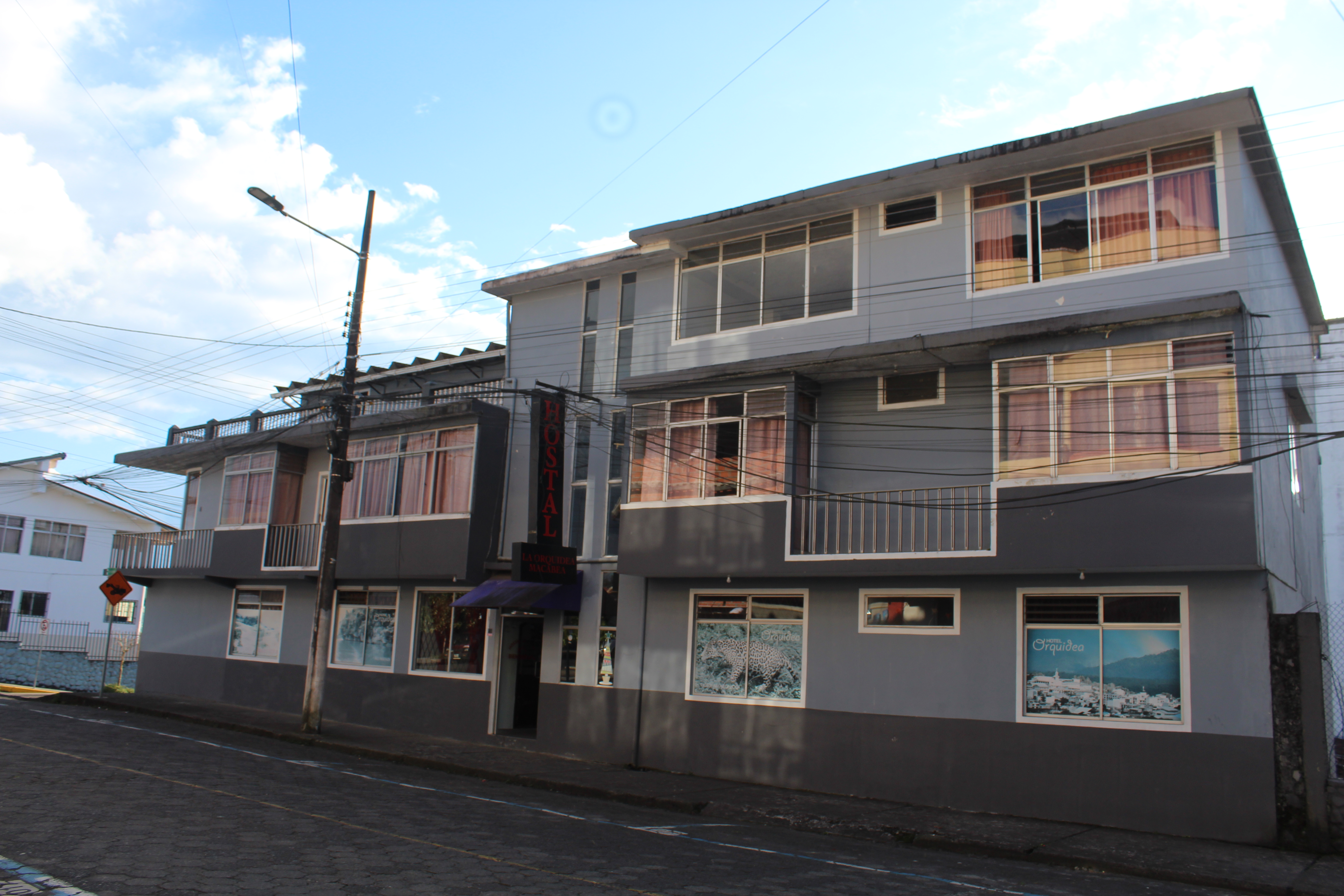 Exterior del Hotel La Orquídea, rodeado de naturaleza amazónica