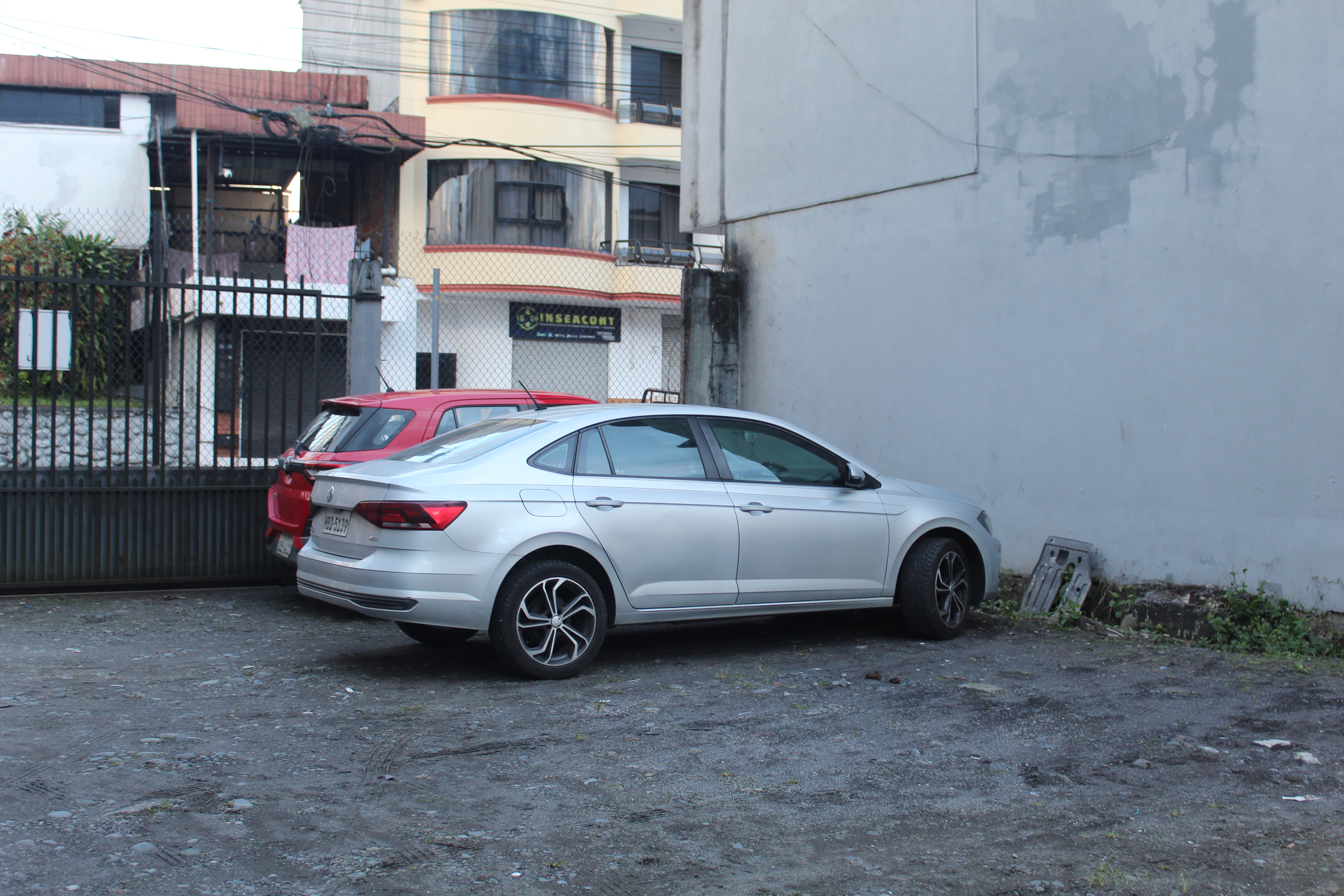 Cabañas sostenibles integradas en la selva, construidas con materiales locales