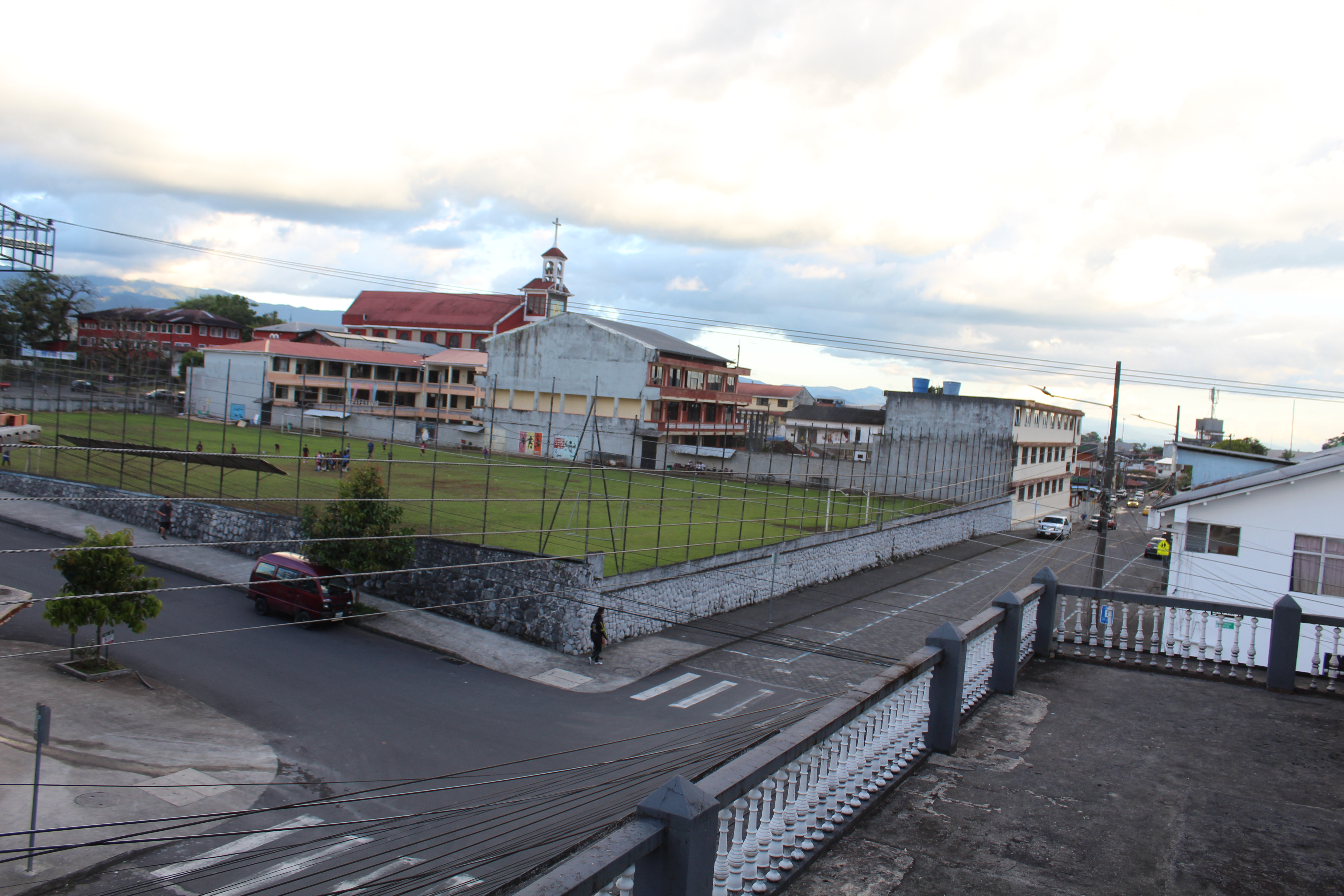 Cabañas sostenibles integradas en la selva, construidas con materiales locales